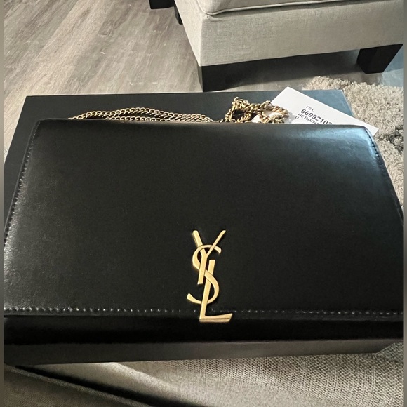 Saint Laurent Glossy Leather Wallet on a Chain - Picture 4 of 9